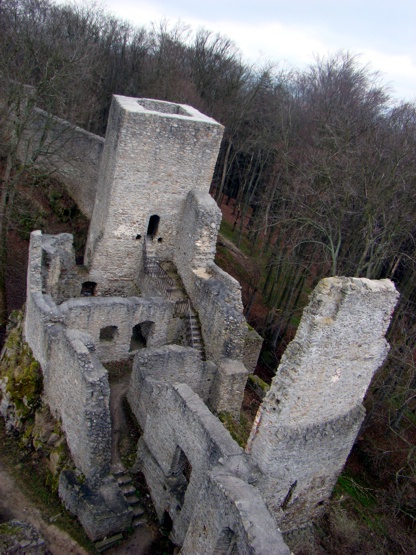 zřícenina hradu Choustník v pohledu z vrcholu hlavní věže