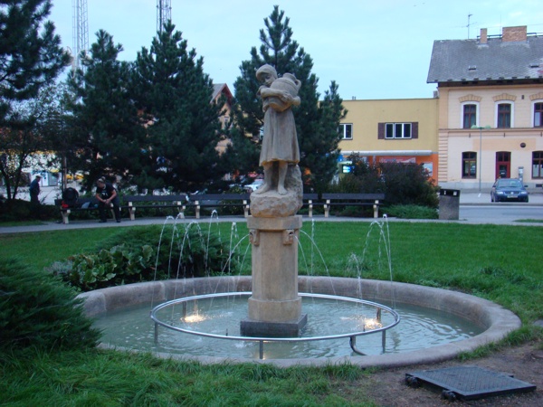 Restaurovaná fontána Dívka se džbánem